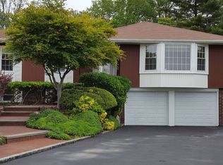 5 Carriage Rd, Roslyn, NY 11576