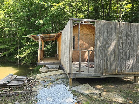 5th image of 462 Bear Hollow Ln