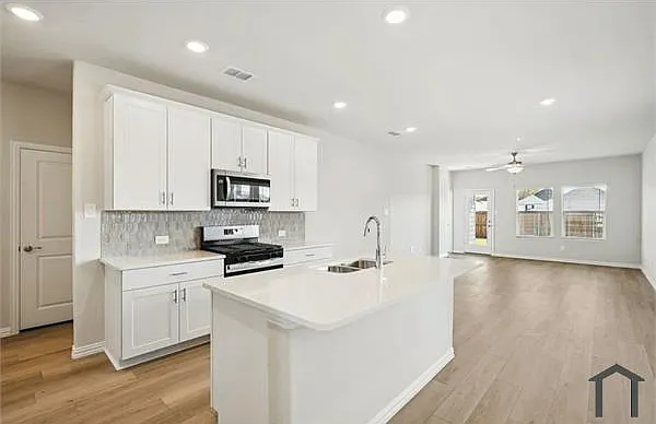 802 Leavenworth Dr — Photo 3