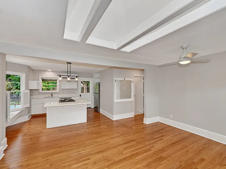 1010 Virginia Dr — Photo 2