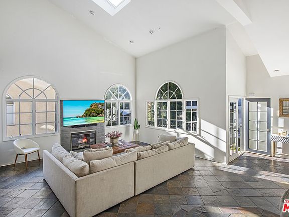 4th image of 8032 Willow Glen Rd