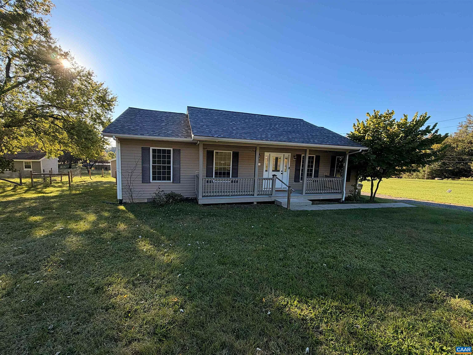 3 bed, 2.0 bath, 1344 sqft, $2,495 — Photo 2