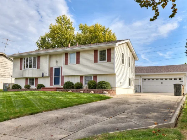 701 Parkwood Blvd, Pleasant Hill, IA 50327