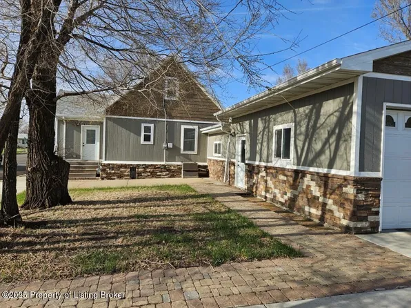 6 3rd St SE, Dickinson, ND 58601