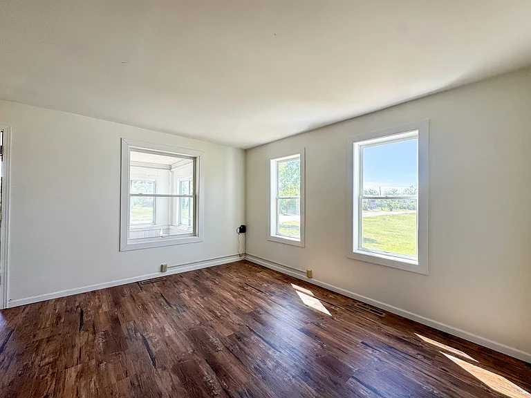1085 E Ave NE — Photo 9