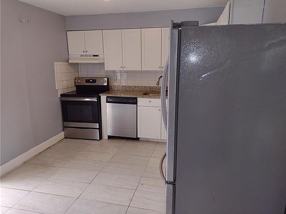 4th image of 5911 Barbados Way E #E