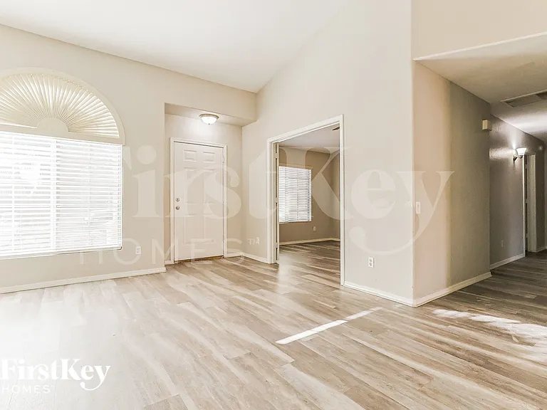1380 W Gary Dr — Photo 3
