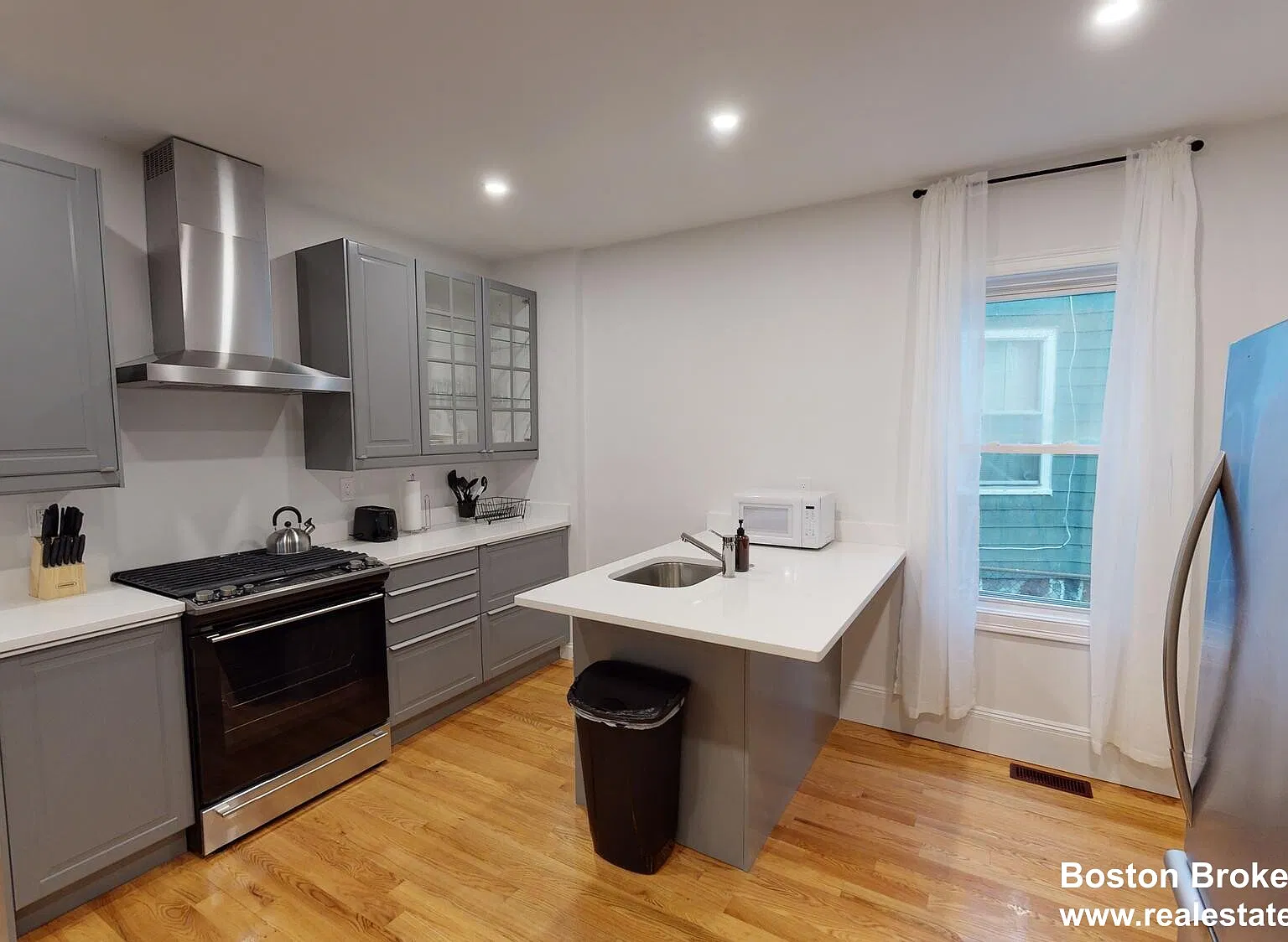4 bed, 9999 sqft, $4,200 — Photo 2