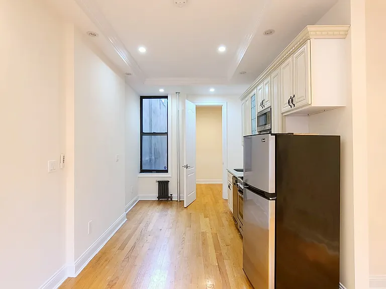 411 E 6th St #4D — Photo 3
