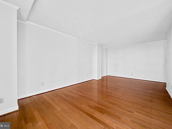 5th image of 501 Slaters Ln APT 1001