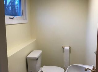 1040 Mountain Rd, Bloomfield, CT 06002