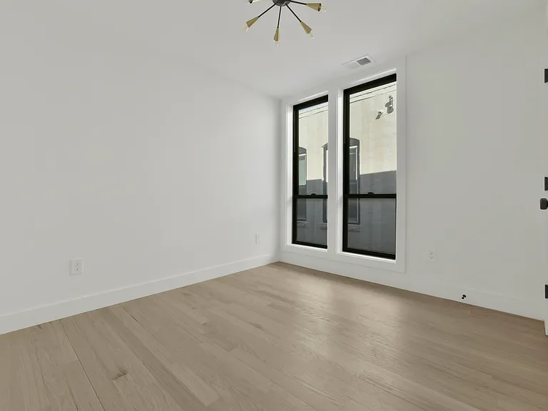 280-282 Sumner St #2 — Photo 8