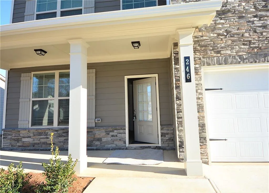 5 bed, 3.0 bath, 2479 sqft, $2,500 — Photo 3