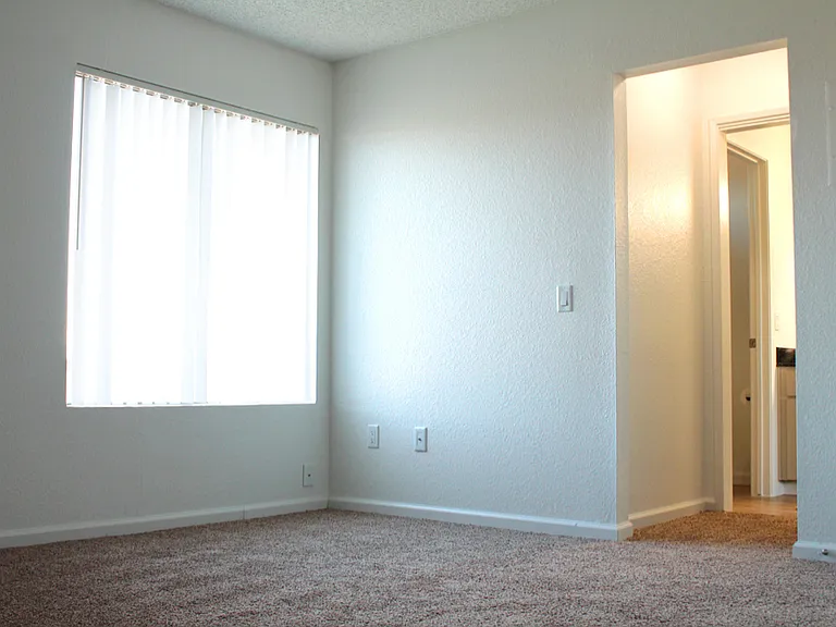 Hesperia Regency Apartments — Photo 40