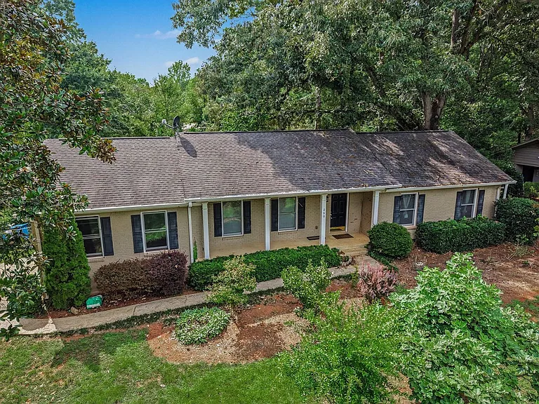 290 University Cir — Photo 23