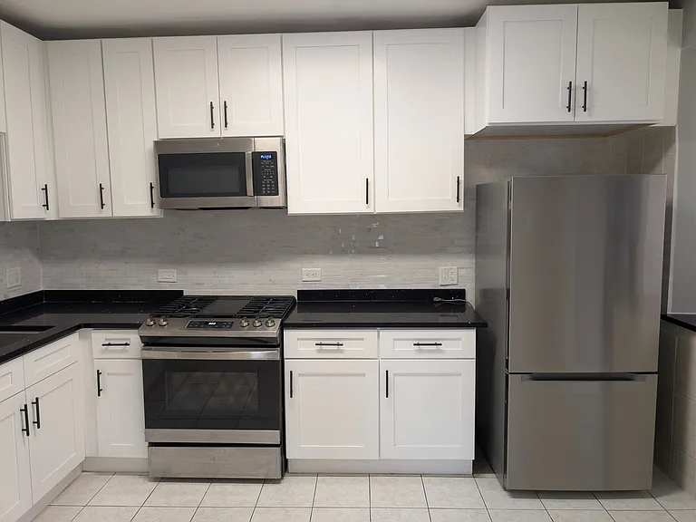 7041 W Addison St #2R — Photo 16