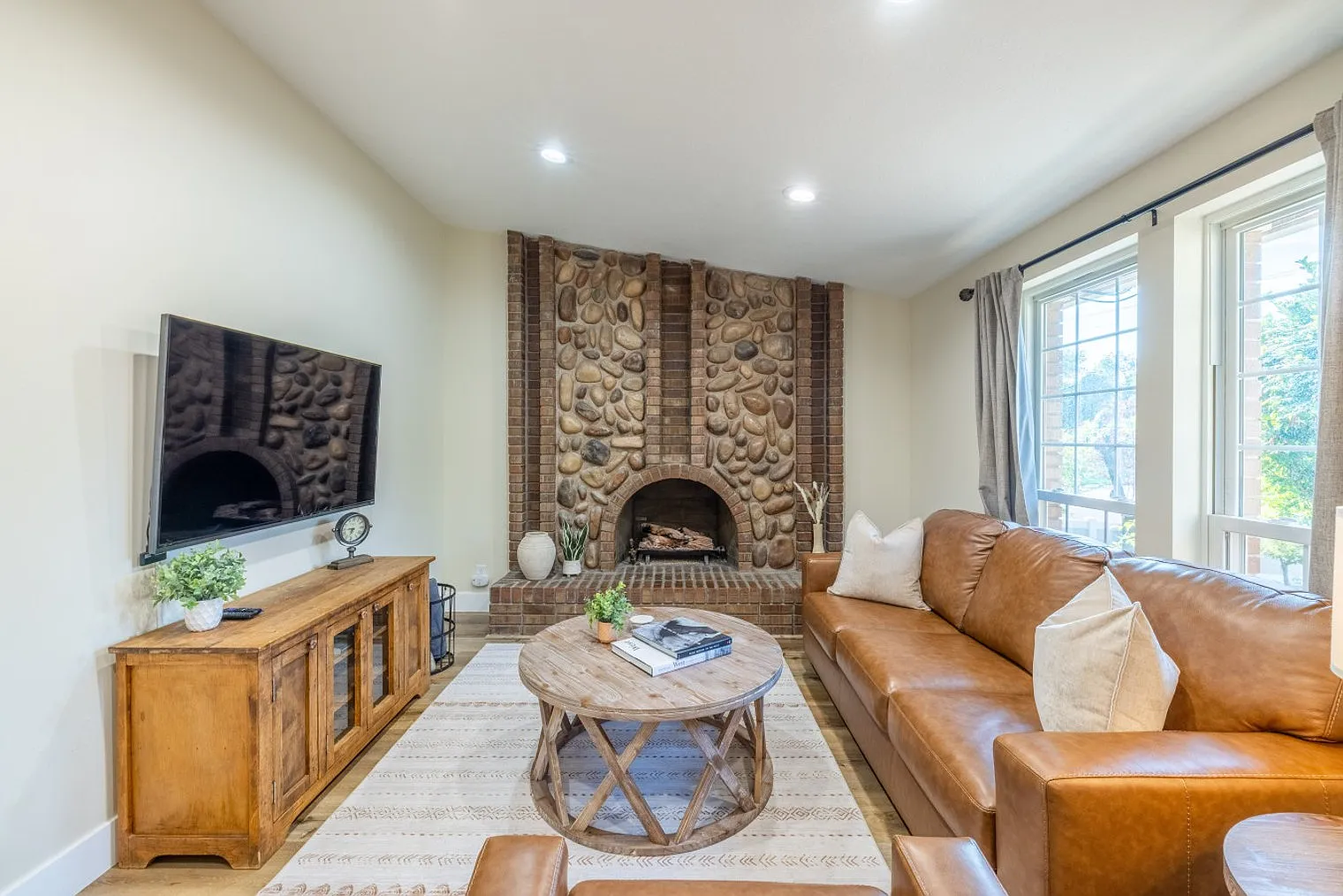 3 bed, 2.0 bath, 2055 sqft, $5,231 — Photo 2
