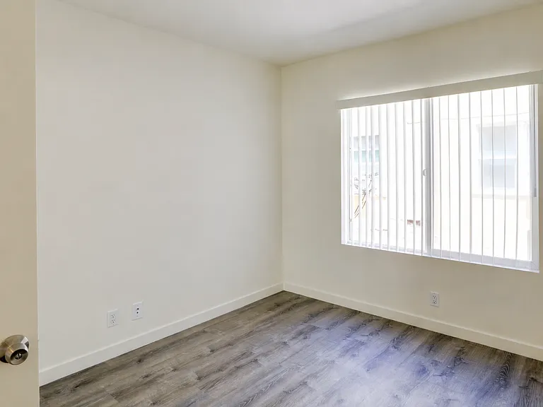 212 W Elk Ave #2 — Photo 4