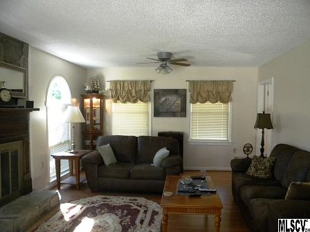 3rd image of 3887 Shakespeare Dr