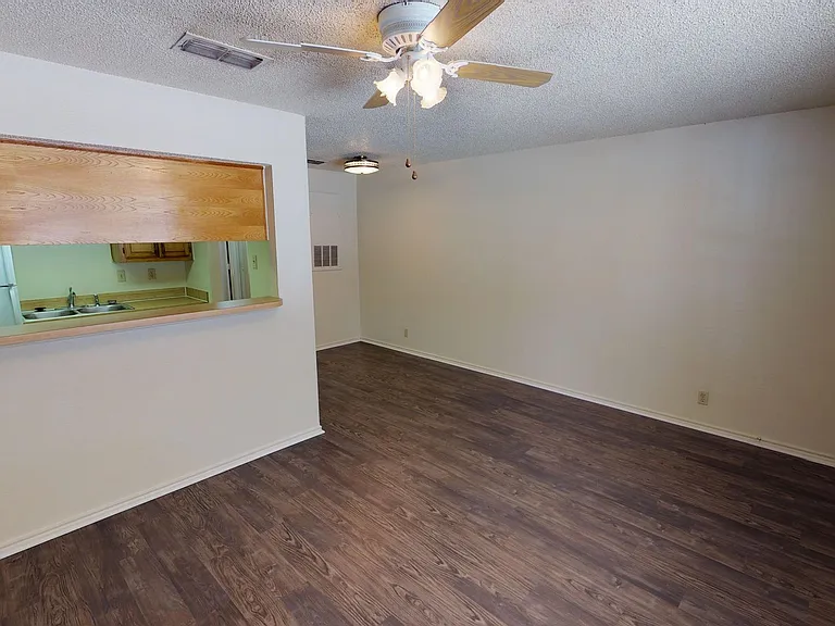 1105 S Avenue B — Photo 11