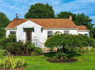 8 Den Herder Dr, Somerset, NJ