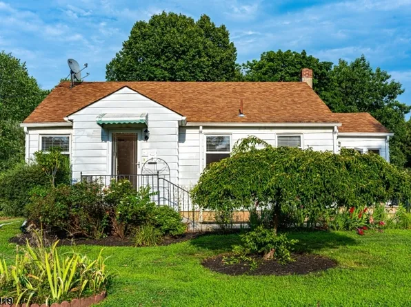 8 Den Herder Dr, Franklin Twp., NJ 08873
