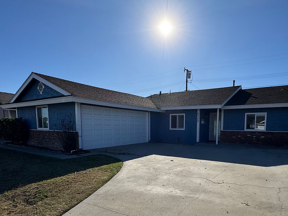 Front of home with garage and plenty of driveway parking