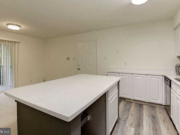 4th image of 3304 Wyndham Cres #135