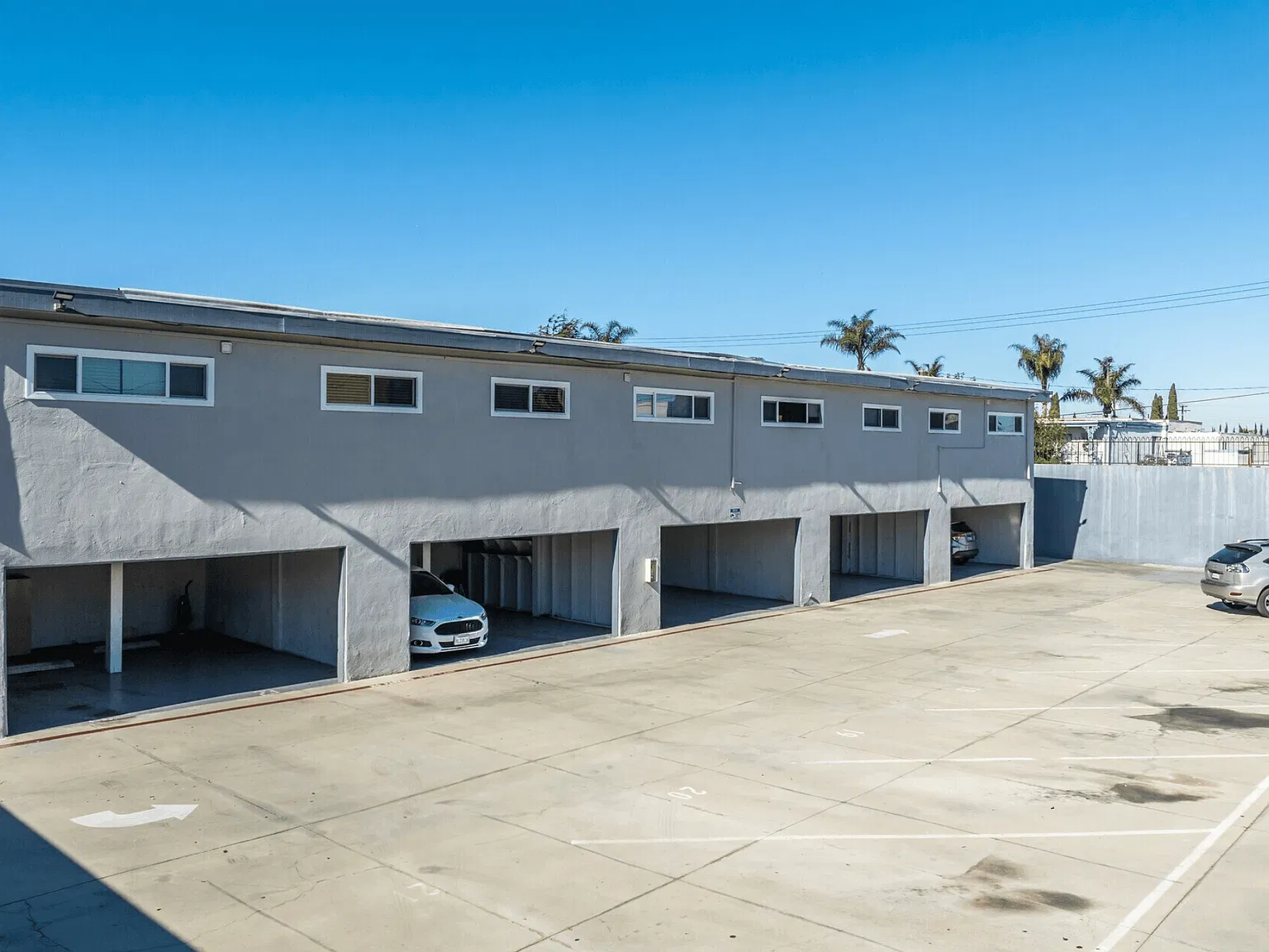 La Pat Apartments — Photo 3