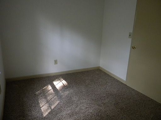5th image of 905 Twin Oak Dr
