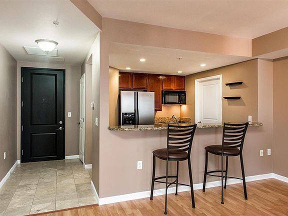5th image of 925 N Lincoln St APT 11H
