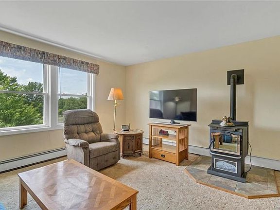 5th image of 45 Wayne Dr