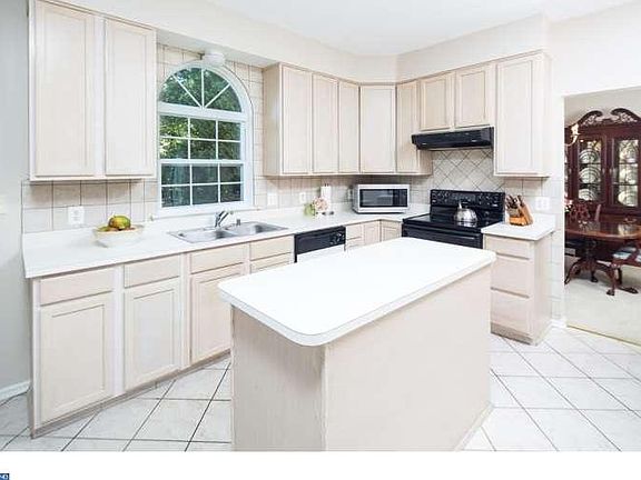 3rd image of 218 Hope Ct E