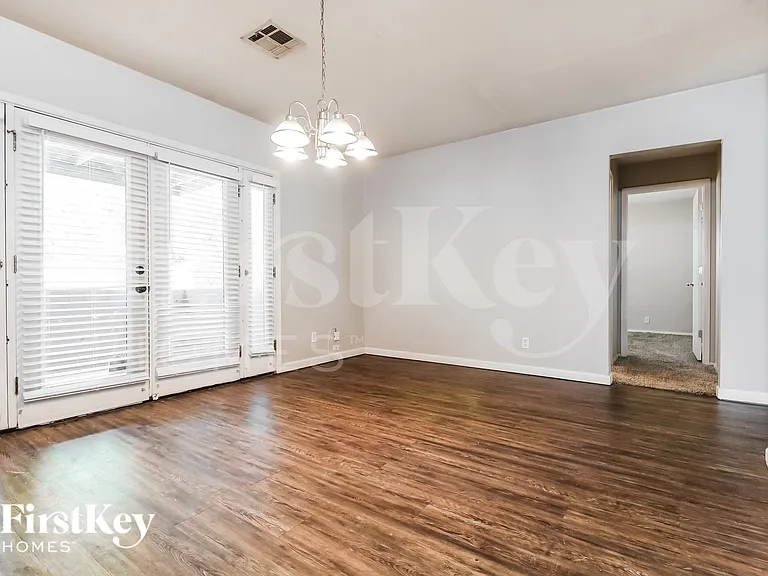7156 N 17th Dr — Photo 5