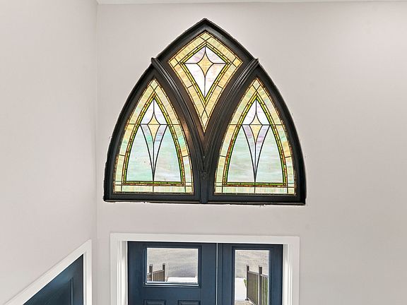5th image of 1568 Lonsdale Ave #201