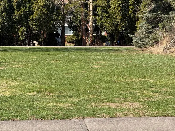 Sandoris Cir, Rochester, NY 14622