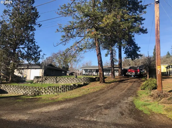 742 NE Meadow Ave, Roseburg, OR 97470