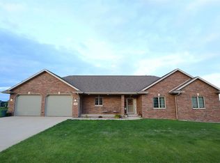 1163 Hansel Cir, Peosta, IA 52068