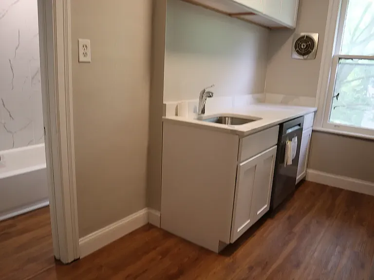 208 Linden Ave #C — Photo 8