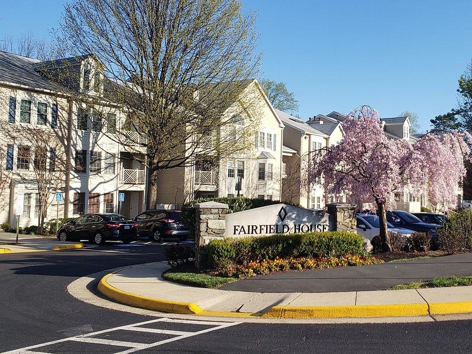 Convenient location in a beautiful neighborhood!