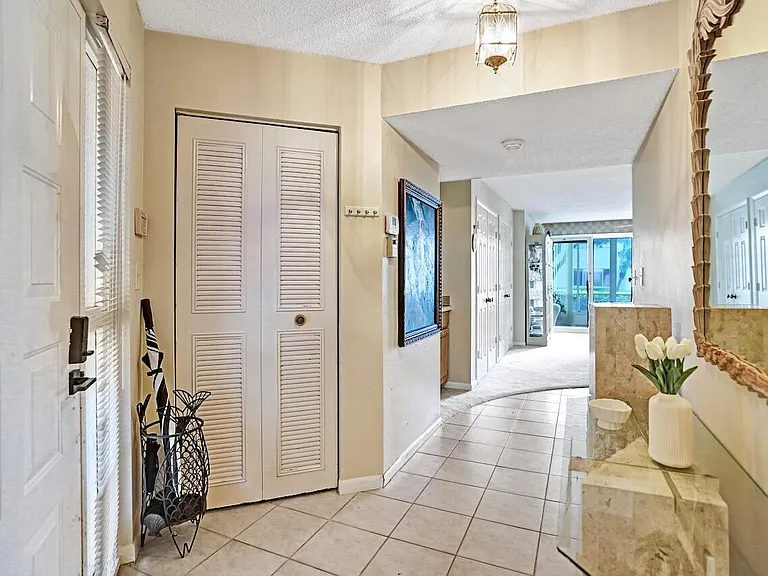 107 Half Moon Cir #H1 — Photo 9