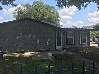 2 bed, 1.0 bath, 1100 sqft, $1,600 — Photo 2