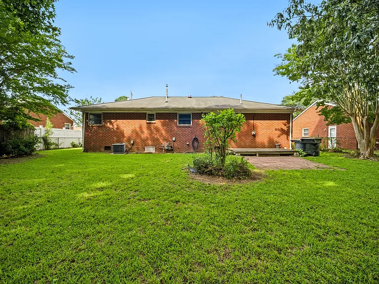 220 Manchester Dr — Photo 19