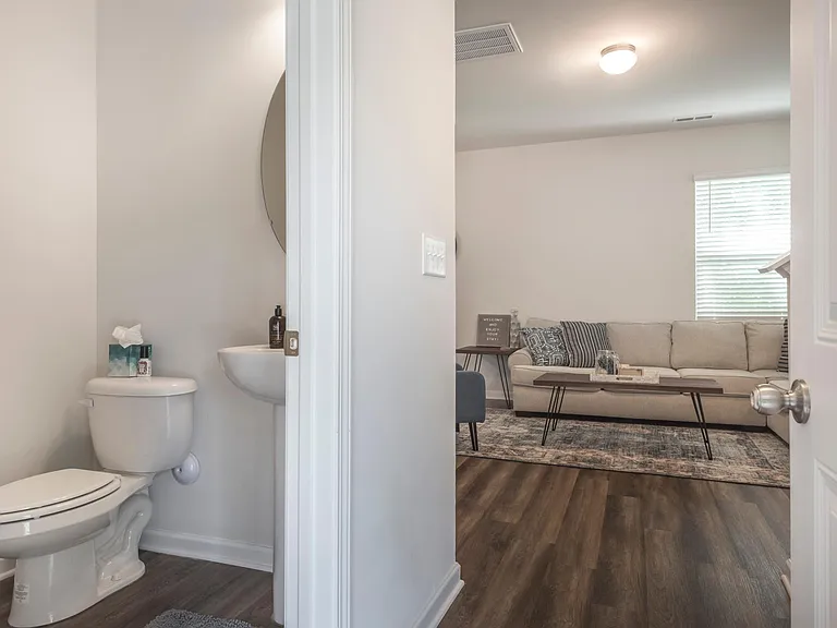 1140 Eastway Dr — Photo 9