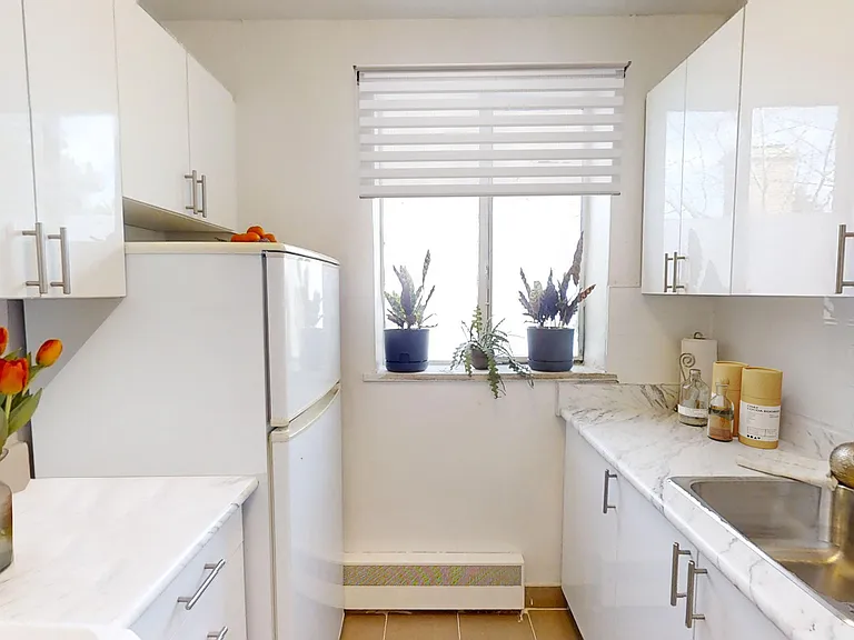50 Walmer Rd #203 — Photo 3