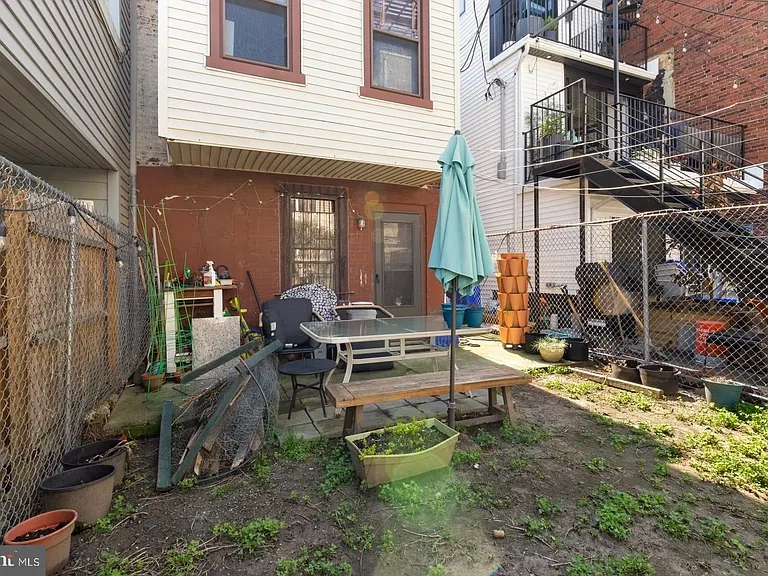 2105 Christian St — Photo 2
