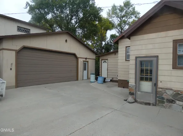 207 N Avenue D #F, Strasburg, ND 58573