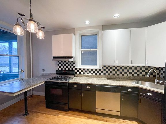 5th image of 2725 N Whipple St #1