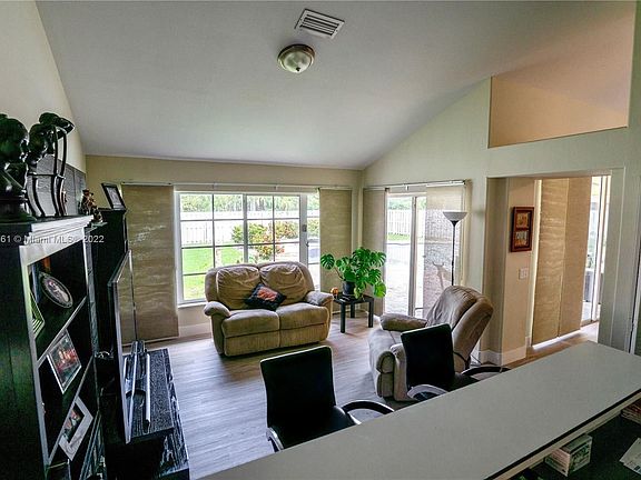 4th image of 1049 Laguna Springs Dr #1049