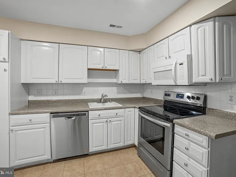 109 Stratton Ln — Photo 9